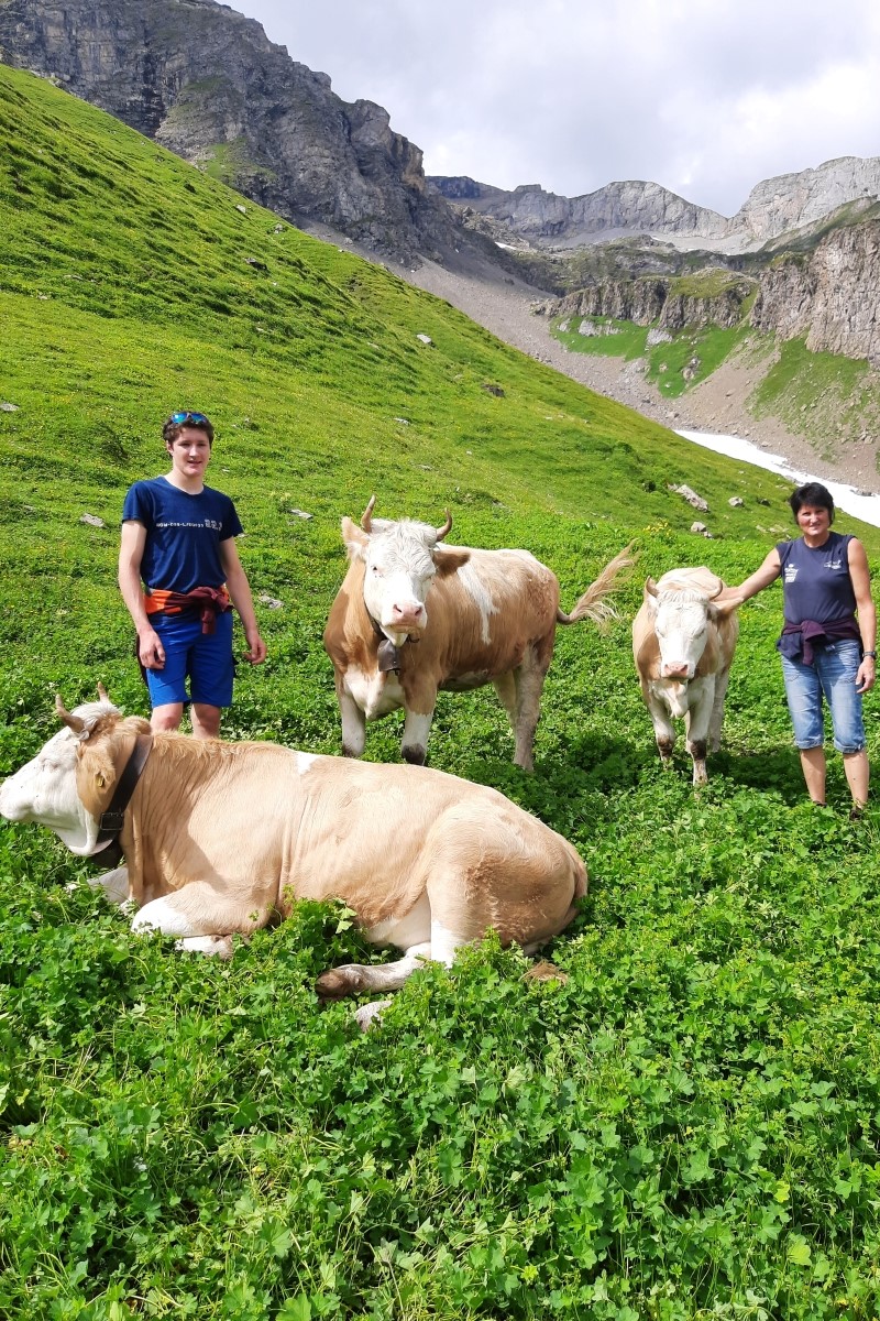 Diana Dubach mit Sohn Damian auf der Alp Bund. Foto: Familie Dubach